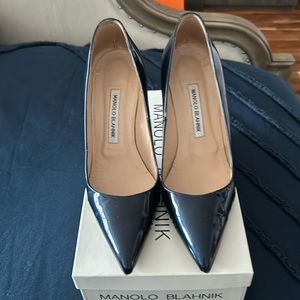 Blue pearl patent leather pump with medium heel